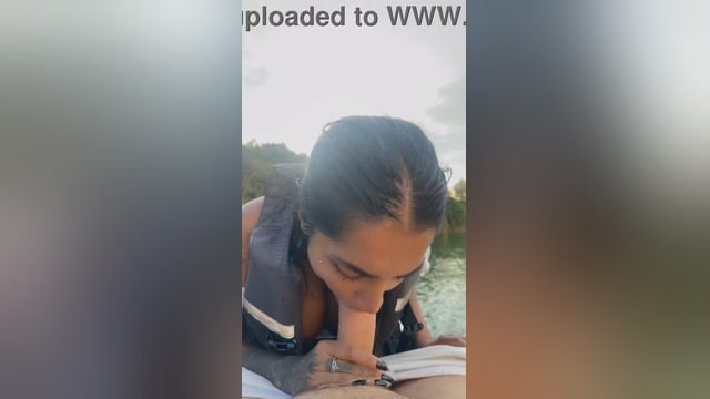 Yasmina Khan E Brady Bud Fodem Violentamente Num Jet Ski Em Movimento