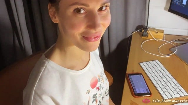 POV Hij Trok Me Weg van Mijn Werk dus Pijpte Ik Zijn Grote Lul en Werd Hard Geneukt