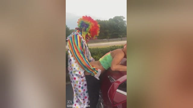 Clown Gibby Comendo Jasamine Banks ao Ar Livre