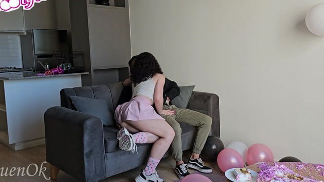 Booty White Ganha Uma Carga de Aniversário na Bunda Grande