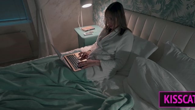 Kisscat É Preenchida Pelo Enteado Na Cama Compartilhada