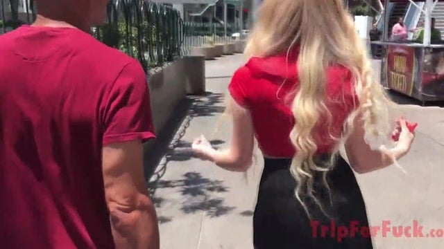 Melody Marks Se Inclina de Calcinha Fio Dental Minúscula na Strip de Vegas