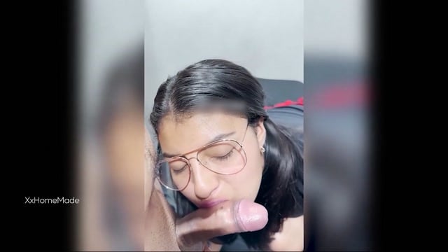 (GOZADA NA CARA AMADORA) - Amadora Inocente Dá Seu Primeiro Boquete e Recebe Uma Carga Enorme de Porra na Cara.