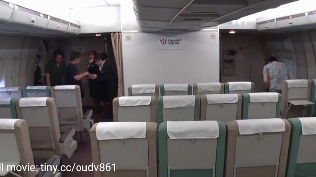 Três Gostosas da Companhia Aérea Atendem o Avião Inteiro