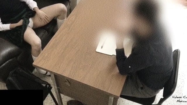 Latina Sophi B Neukt Haar Wiskundeleraar Jorge Caseros Mexicanos in Zijn Kantoor voor Betere Cijfers