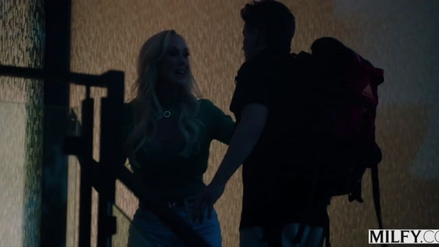 Brandi Love Leva Duas Rolas Negras Enormes Numa Suruba Selvagem