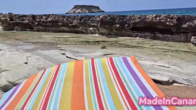 Nos pegam enquanto chupo o pau do meu melhor amigo em praia pública | MadeInCanarias