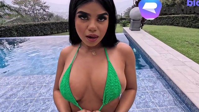 Dripping Wet Latina Rosxana Gutierrez Takes A Pool Blowjob