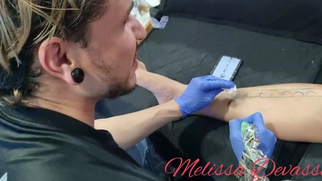 Tatuada e Fodida Pelo Tatuador