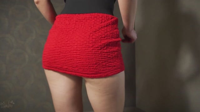 Dançando de Fio Dental Vermelho Sob um Vestido Colado