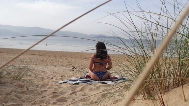 MILF Curvilínea Exibicionista se Despindo em Praia Espanhola