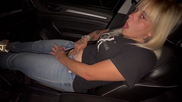 Bonieclydeerotik Se Masturba no Carro