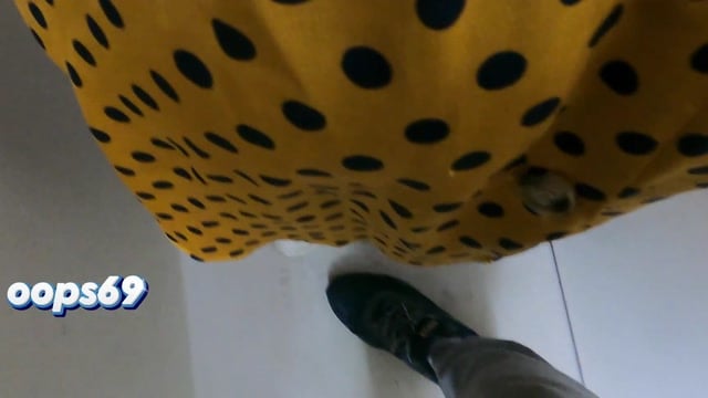 Un mari cocu regarde un inconnu peloter le gros cul de sa femme dans des métros bondés