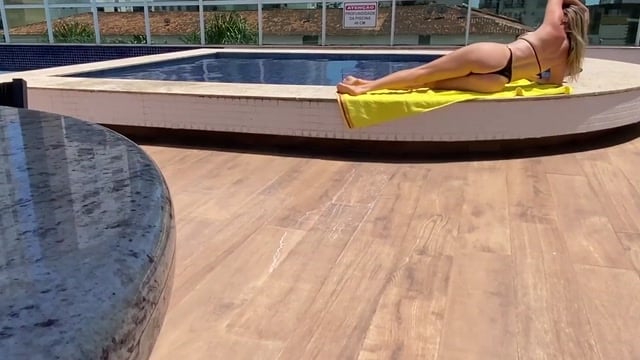MILF na Piscina Me Vê Batendo Punheta e Termina o Serviço