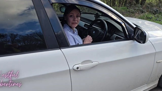 MILF Britânica Peluda Recompensa Um Desconhecido No Carro Dela