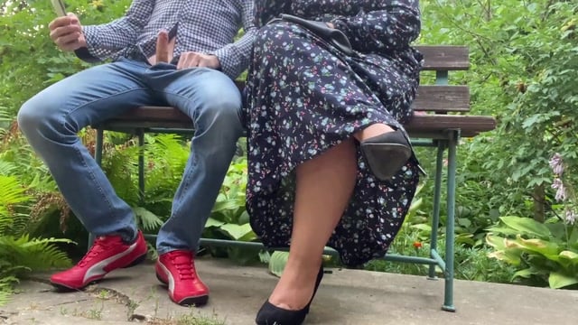 Elena Recibe Una Corrida Facial Mientras Su Marido Cornudo Escucha Afuera