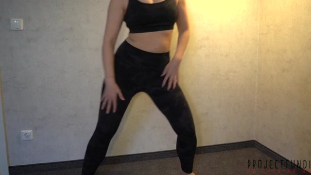 Gostosa de Legging Suada é Fodida Depois do Treino