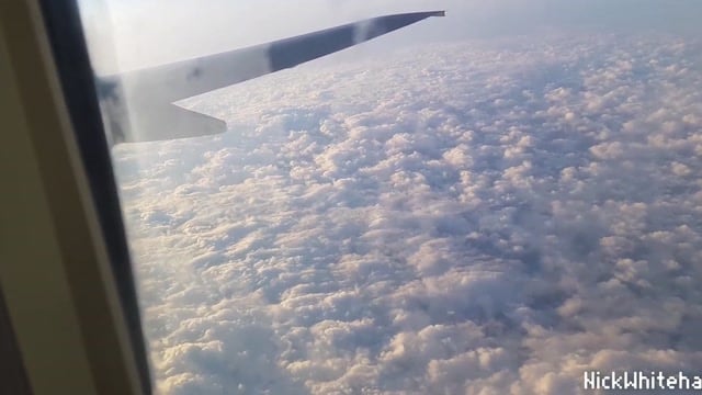 Avião! Esposa Safada do Piloto Mostra os Peitões em Público
