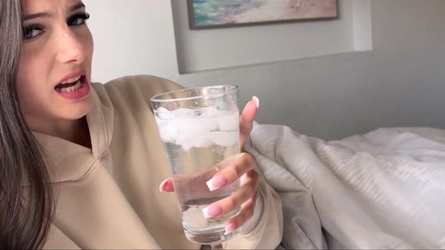 Sophie Tyler E Alex Adams Compartilham Um Dia De Doença Na Cama