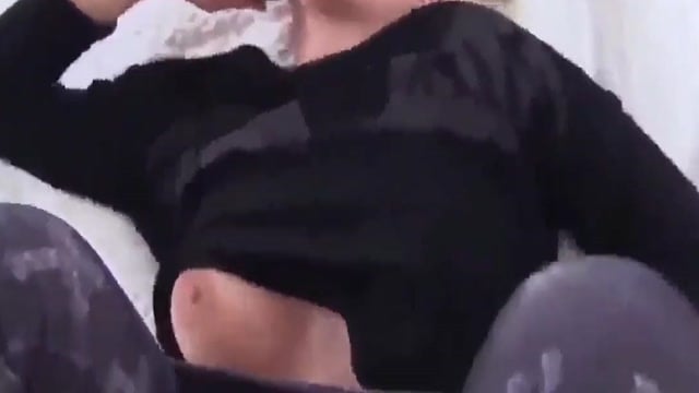 Comendo a mãe alemã do meu melhor amigo enquanto ela fala ao telefone
