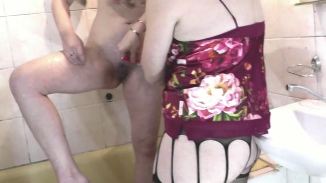 Milf loira gostosa depila a buceta peluda de novinha virgem no banheiro. Duas mulheres. Bundão. Peitos naturais. Buceta peluda depilada. Coroa e Novinha. Fetiche de Milf gostosa de Meias. Lésbicas Bissexuais