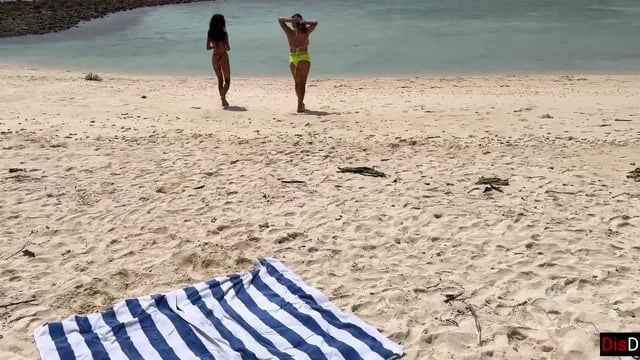 Katty West And Karolina Rus Get Their Faces Blasted On The Beach