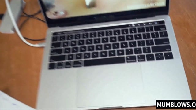 Enteado Ganha Pausa nos Estudos com Madrasta Peituda