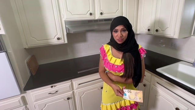 Sasha Pearl A Empregada Tira o Hijab por Dinheiro
