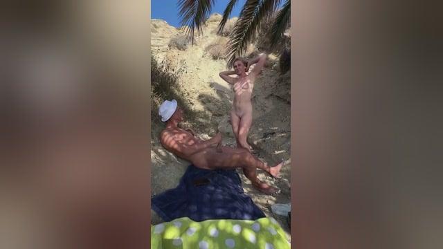Panin E Suas Gatas Fazem Loucuras Na Praia de Nudismo