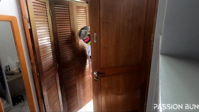 Crazy Vacation Girl Delivers Naked Surprise At Home
