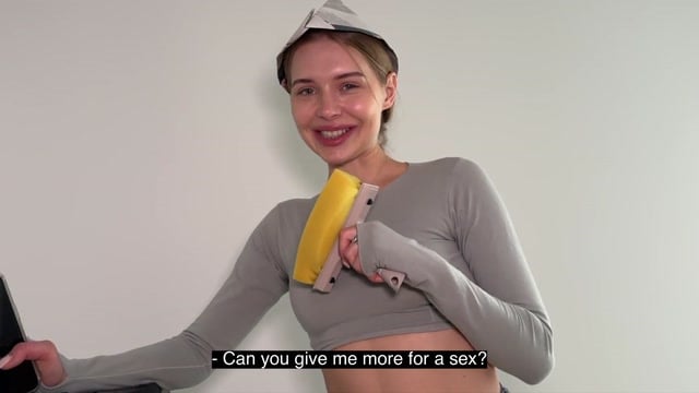 Le contremaître baise la peintre sur un escabeau. Jean déchiré !