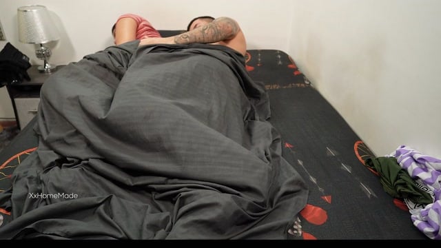 Minha Madrasta Me Convida Para a Cama Dela Para Me Consolar