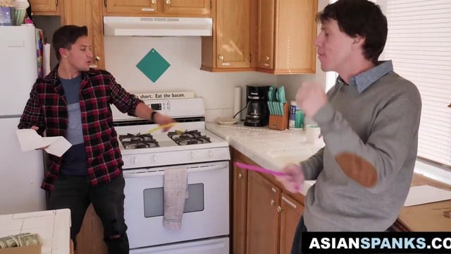 Ember Snow, Rion King e Jay Romero Enganam a Entregadora de Pizza para uma DP