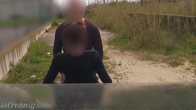 Professora Gostosa Fode Seu Aluno em Cima de um Carro Estacionado