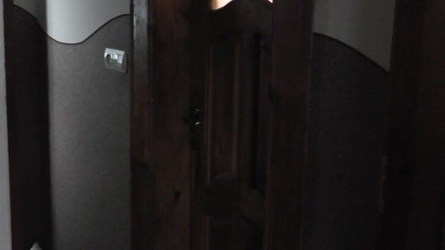 Quando a mãe sai a safada Frina no banheiro bateu punheta pro pau do velho colega de quarto da mãe dela. Homem mijando. Masturbação de pau e orgasmo. Punheta e gozada. Velho e nova. Nudismo familiar