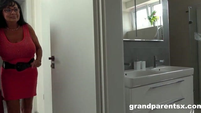 Casal de Velhos Domina a Babá Novinha