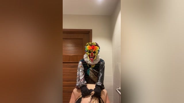 La Milf Blonde Lila Lovely Baise et Suce Gibby The Clown dans des Toilettes Publiques