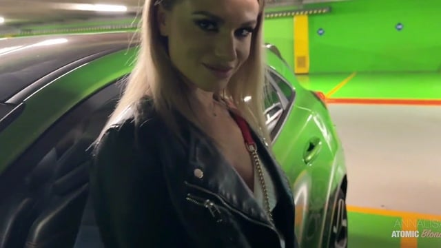 La Moglie Troia Annalisa Atomic Blonde Pompino E Sborrata In Un Parcheggio Pubblico