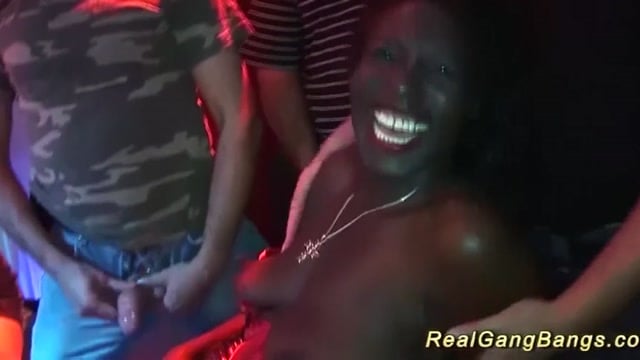 MILF Africana Leva Seu Primeiro Gangbang Violento