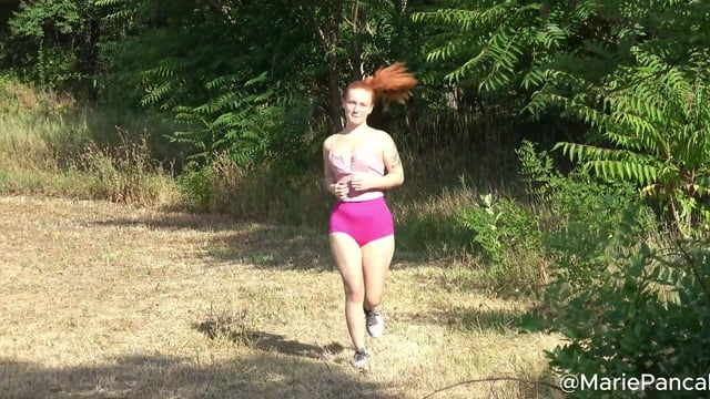 MariePancakes Leva Pau Grande de Desconhecido na Trilha de Corrida