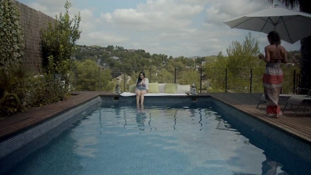 Julia Roca E Maria Riot Partilham Um Dildo Duplo Na Piscina