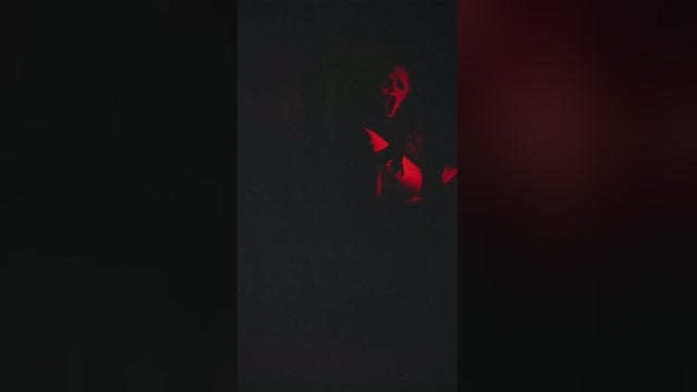 Rawsensual Usa Máscara de Ghostface em Cena Fetichista de Couro Preto