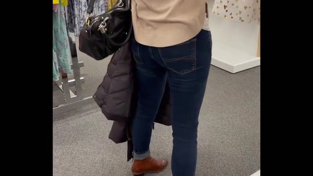 Adolescente Safada Deixa Namorado Usar Vibrador Lush Controlado Remotamente em Público e Goza na Calcinha—CumPlayWithUs2