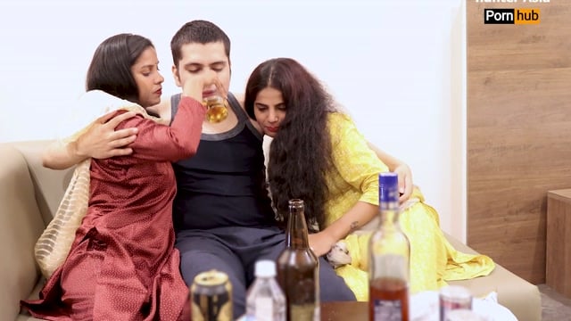 Hunter Asia Crashes A Hotel Room Ffm Threesome Indian Style